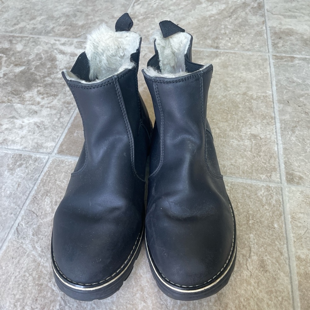 Women’s Size 6 Black Fur Lined Chelsea Ankle Boots Cozy Slip On Winter Booties